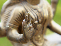 Particolare della postura e degli attributi simbolici della grande scultura.