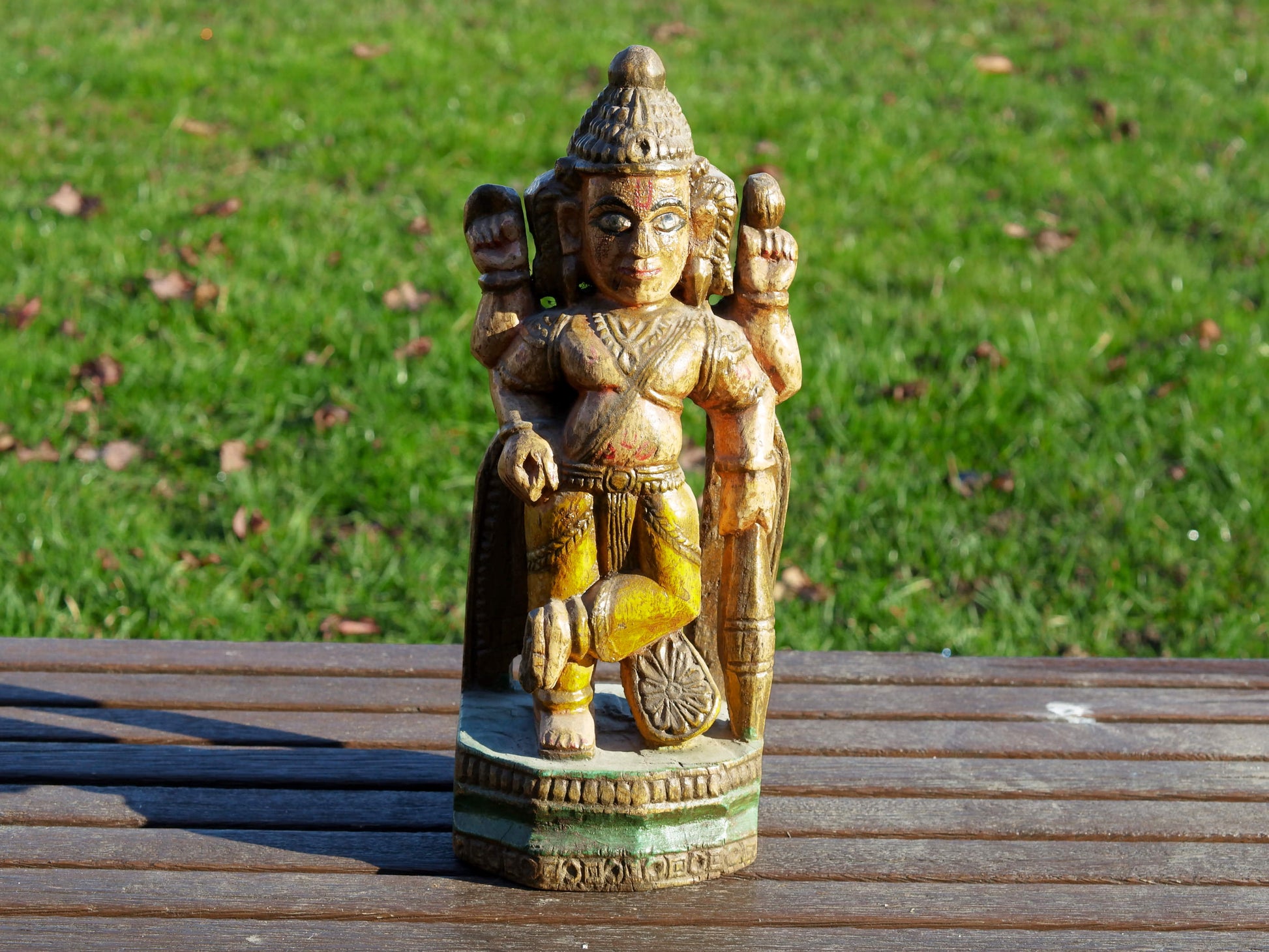 statua indiana in legno, finemente lavorata e dipinta. Databile primi '900 raffigurante vishnu, visnù, devanagari è una divinità maschile vedica che nei secoli appena precedenti la nostra era assorbì altre figure divine come Puruṣa, Prajāpati, Nārāyaṇa e Kṛṣṇa. dimensioni 13x9 h35cm.