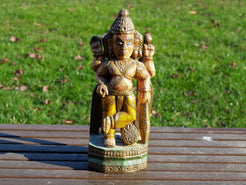 statua indiana in legno, finemente lavorata e dipinta. Databile primi '900 raffigurante vishnu, visnù, devanagari è una divinità maschile vedica che nei secoli appena precedenti la nostra era assorbì altre figure divine come Puruṣa, Prajāpati, Nārāyaṇa e Kṛṣṇa. dimensioni 13x9 h35cm.