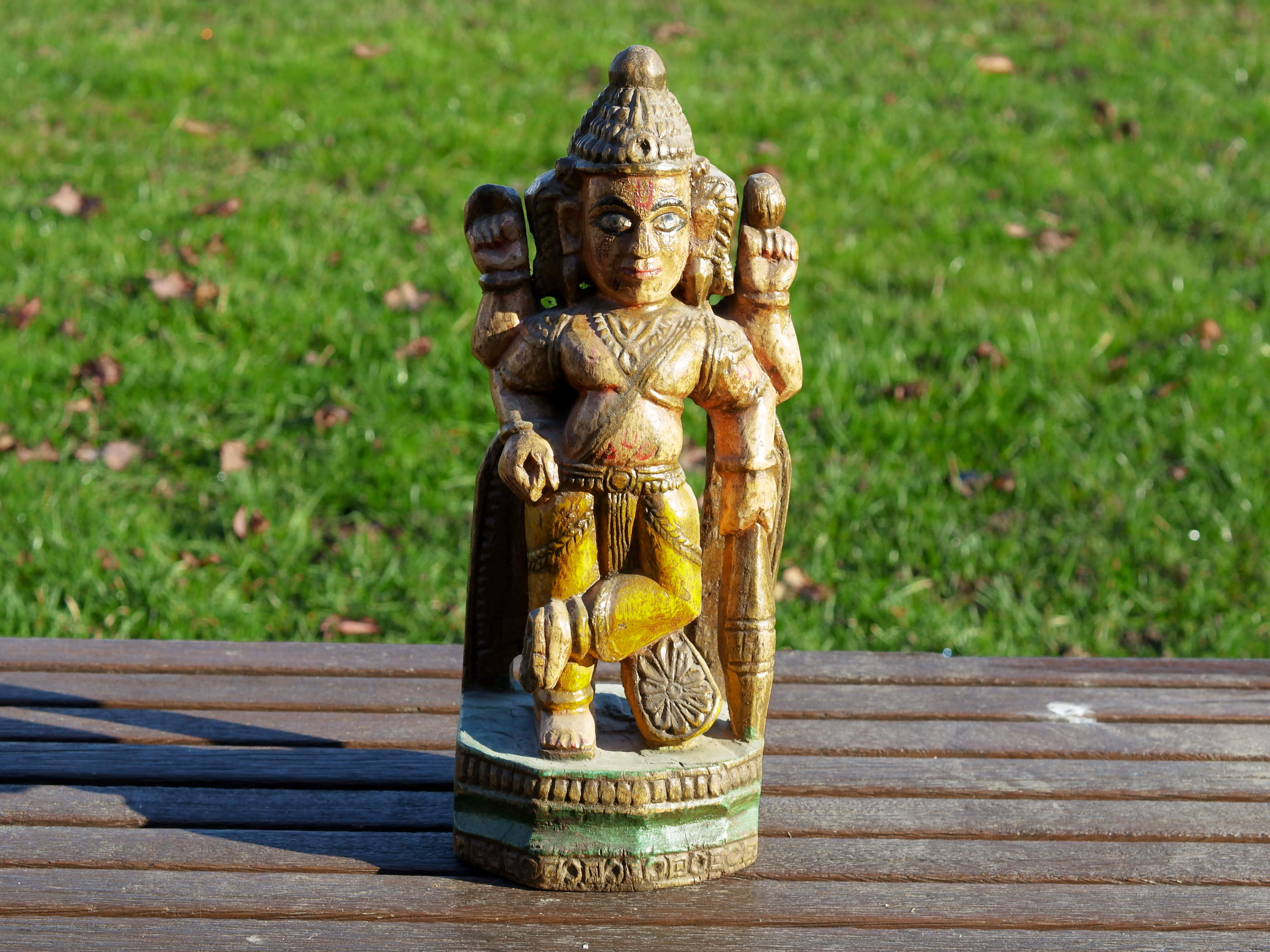 statua indiana in legno, finemente lavorata e dipinta. Databile primi '900 raffigurante vishnu, visnù, devanagari è una divinità maschile vedica che nei secoli appena precedenti la nostra era assorbì altre figure divine come Puruṣa, Prajāpati, Nārāyaṇa e Kṛṣṇa. dimensioni 13x9 h35cm.