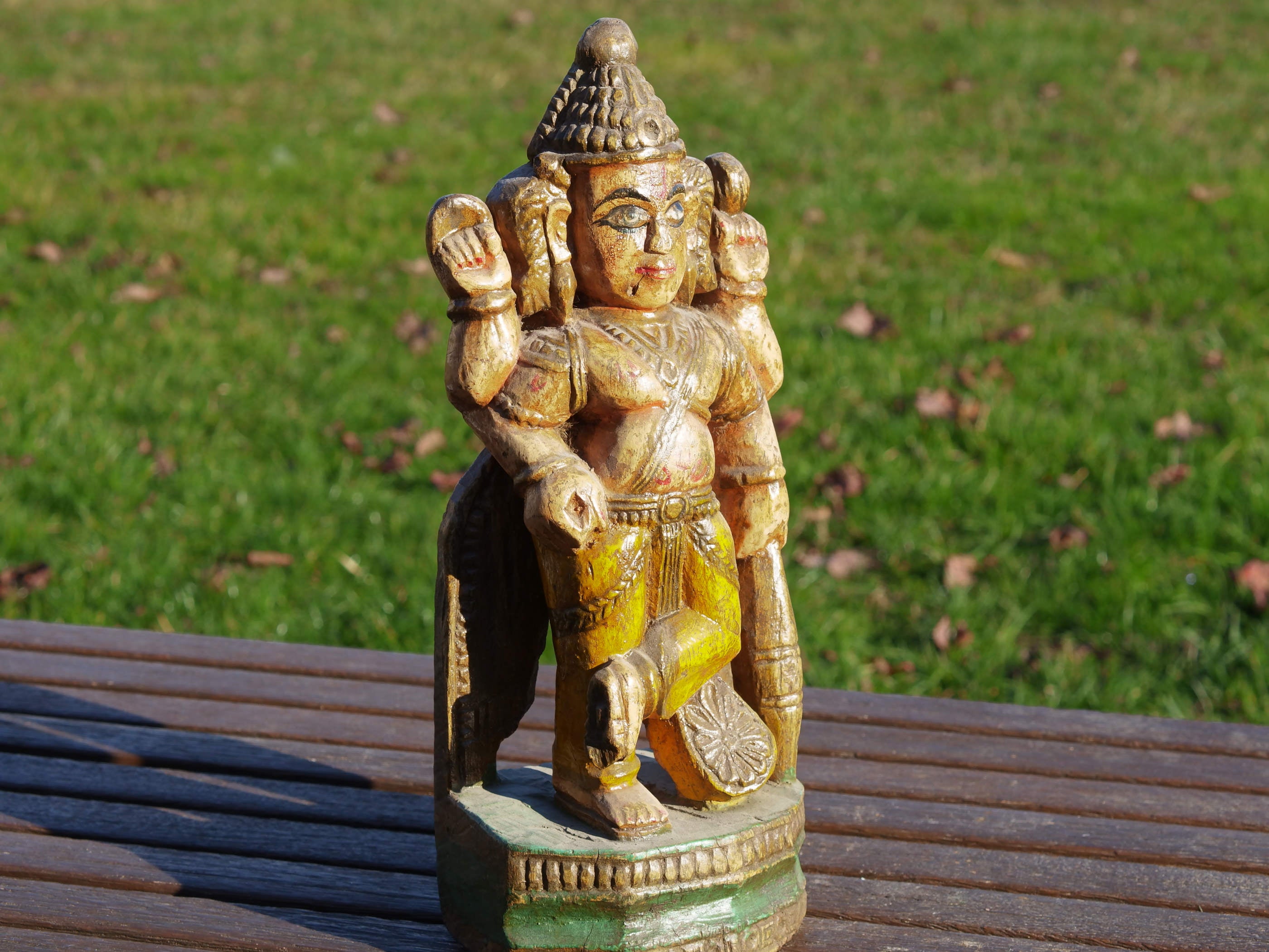 statua indiana in legno, finemente lavorata e dipinta. Databile primi '900 raffigurante vishnu, visnù, devanagari è una divinità maschile vedica che nei secoli appena precedenti la nostra era assorbì altre figure divine come Puruṣa, Prajāpati, Nārāyaṇa e Kṛṣṇa. dimensioni 13x9 h35cm.