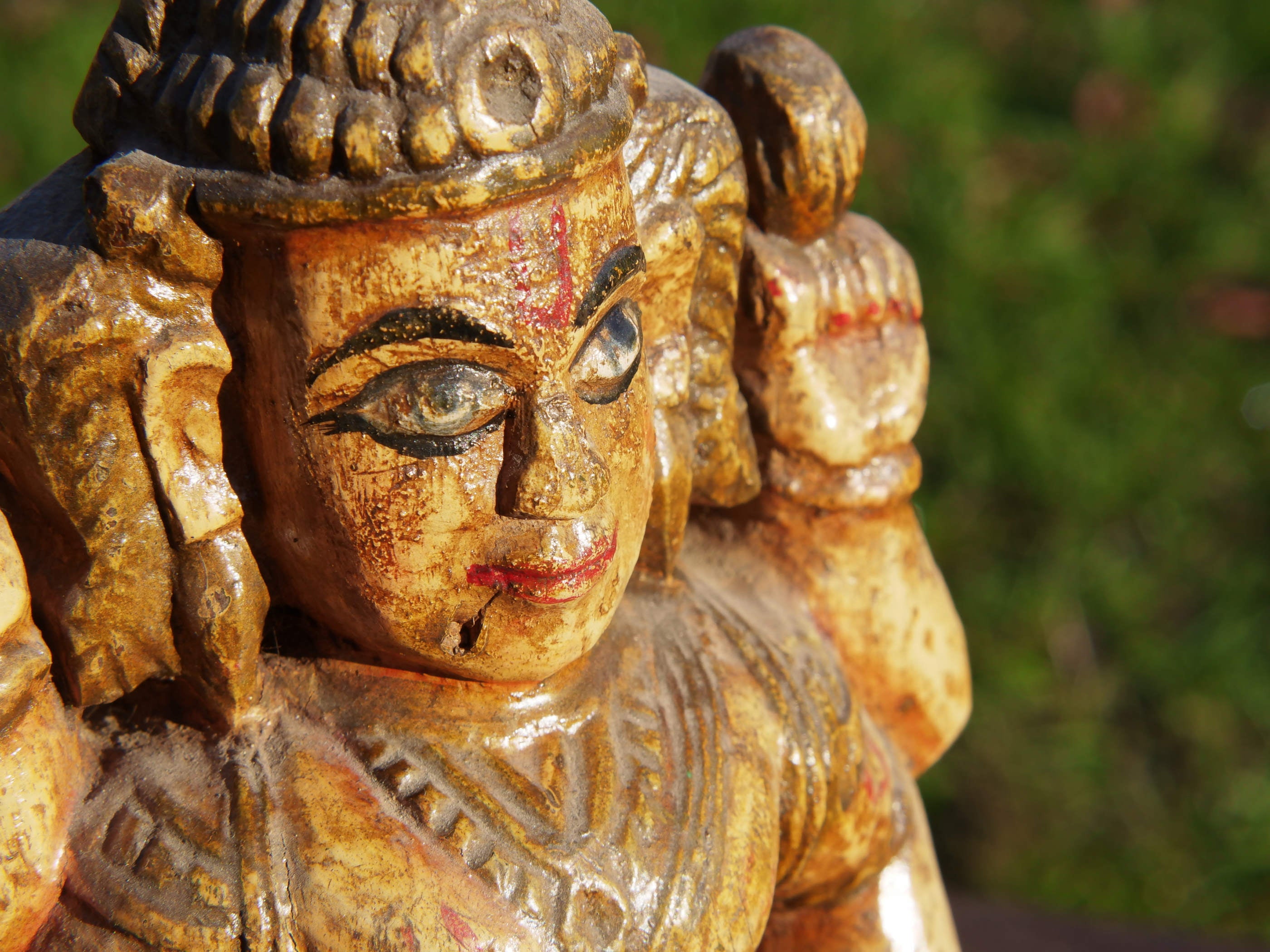 statua indiana in legno, finemente lavorata e dipinta. Databile primi '900 raffigurante vishnu, visnù, devanagari è una divinità maschile vedica che nei secoli appena precedenti la nostra era assorbì altre figure divine come Puruṣa, Prajāpati, Nārāyaṇa e Kṛṣṇa. dimensioni 13x9 h35cm.
