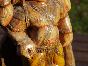 statua indiana in legno, finemente lavorata e dipinta. Databile primi '900 raffigurante vishnu, visnù, devanagari è una divinità maschile vedica che nei secoli appena precedenti la nostra era assorbì altre figure divine come Puruṣa, Prajāpati, Nārāyaṇa e Kṛṣṇa. dimensioni 13x9 h35cm.