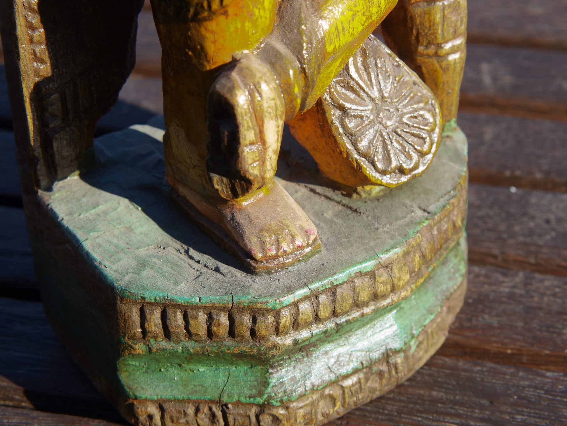 statua indiana in legno, finemente lavorata e dipinta. Databile primi '900 raffigurante vishnu, visnù, devanagari è una divinità maschile vedica che nei secoli appena precedenti la nostra era assorbì altre figure divine come Puruṣa, Prajāpati, Nārāyaṇa e Kṛṣṇa. dimensioni 13x9 h35cm.