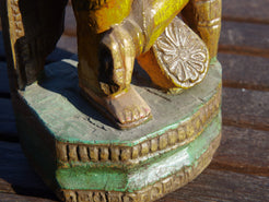statua indiana in legno, finemente lavorata e dipinta. Databile primi '900 raffigurante vishnu, visnù, devanagari è una divinità maschile vedica che nei secoli appena precedenti la nostra era assorbì altre figure divine come Puruṣa, Prajāpati, Nārāyaṇa e Kṛṣṇa. dimensioni 13x9 h35cm.