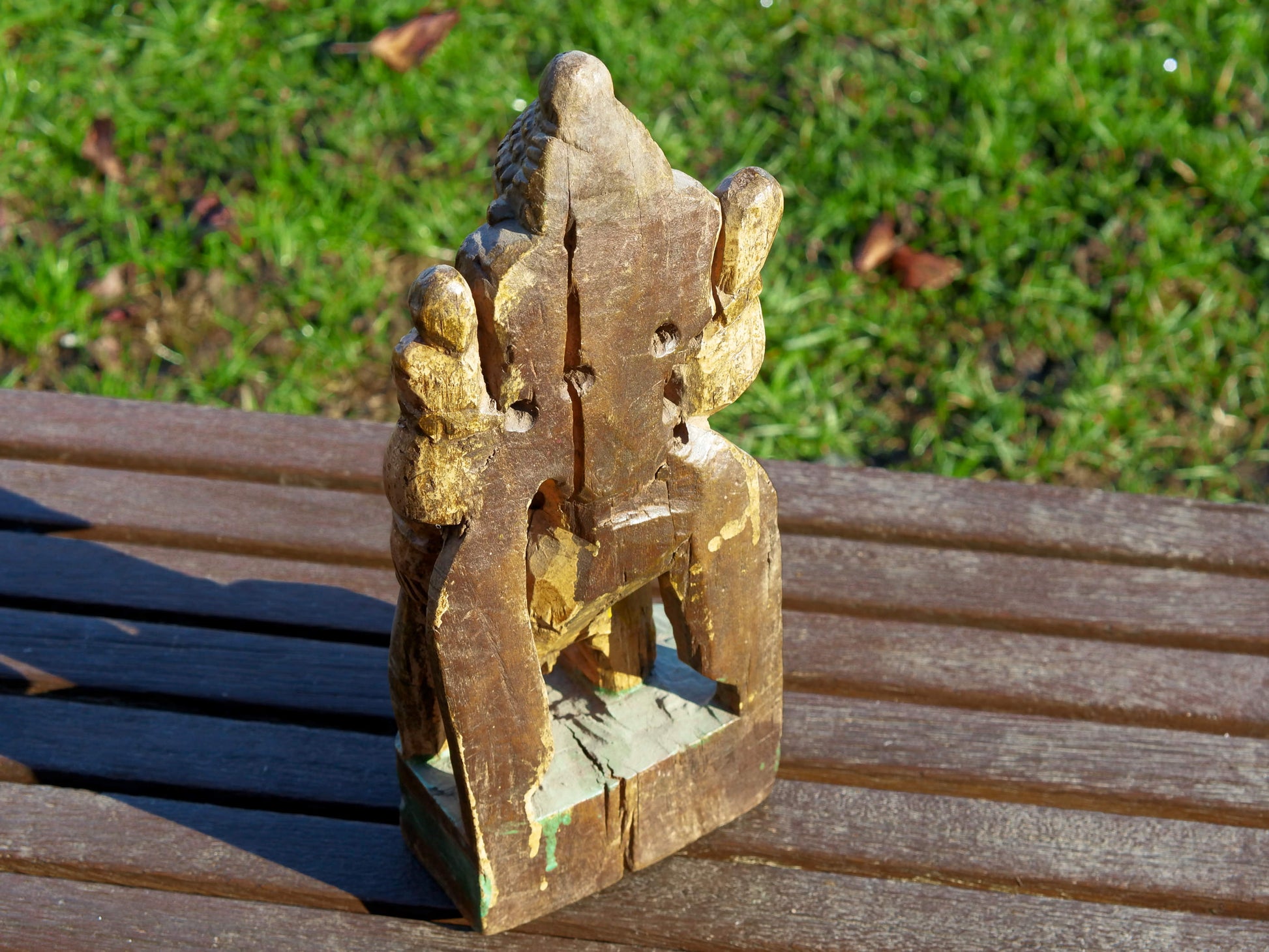 statua indiana in legno, finemente lavorata e dipinta. Databile primi '900 raffigurante vishnu, visnù, devanagari è una divinità maschile vedica che nei secoli appena precedenti la nostra era assorbì altre figure divine come Puruṣa, Prajāpati, Nārāyaṇa e Kṛṣṇa. dimensioni 13x9 h35cm.