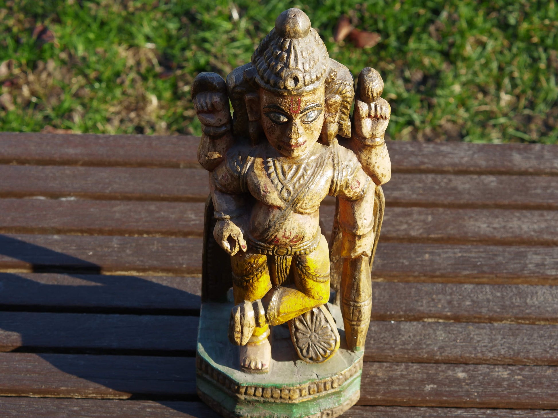 statua indiana in legno, finemente lavorata e dipinta. Databile primi '900 raffigurante vishnu, visnù, devanagari è una divinità maschile vedica che nei secoli appena precedenti la nostra era assorbì altre figure divine come Puruṣa, Prajāpati, Nārāyaṇa e Kṛṣṇa. dimensioni 13x9 h35cm.