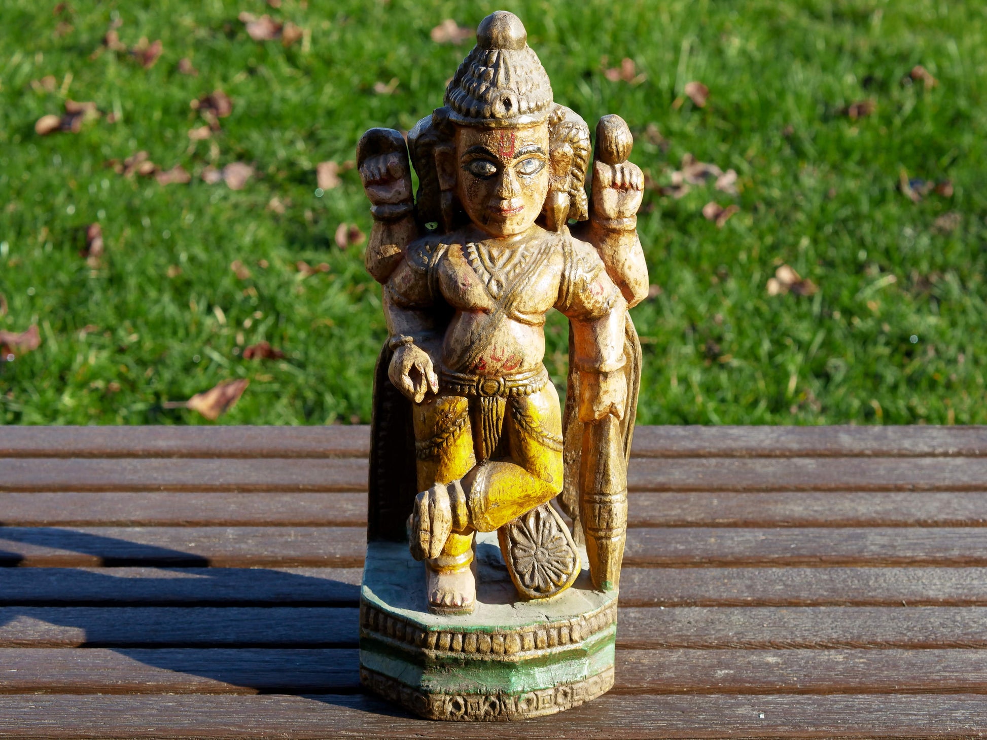 statua indiana in legno, finemente lavorata e dipinta. Databile primi '900 raffigurante vishnu, visnù, devanagari è una divinità maschile vedica che nei secoli appena precedenti la nostra era assorbì altre figure divine come Puruṣa, Prajāpati, Nārāyaṇa e Kṛṣṇa. dimensioni 13x9 h35cm.