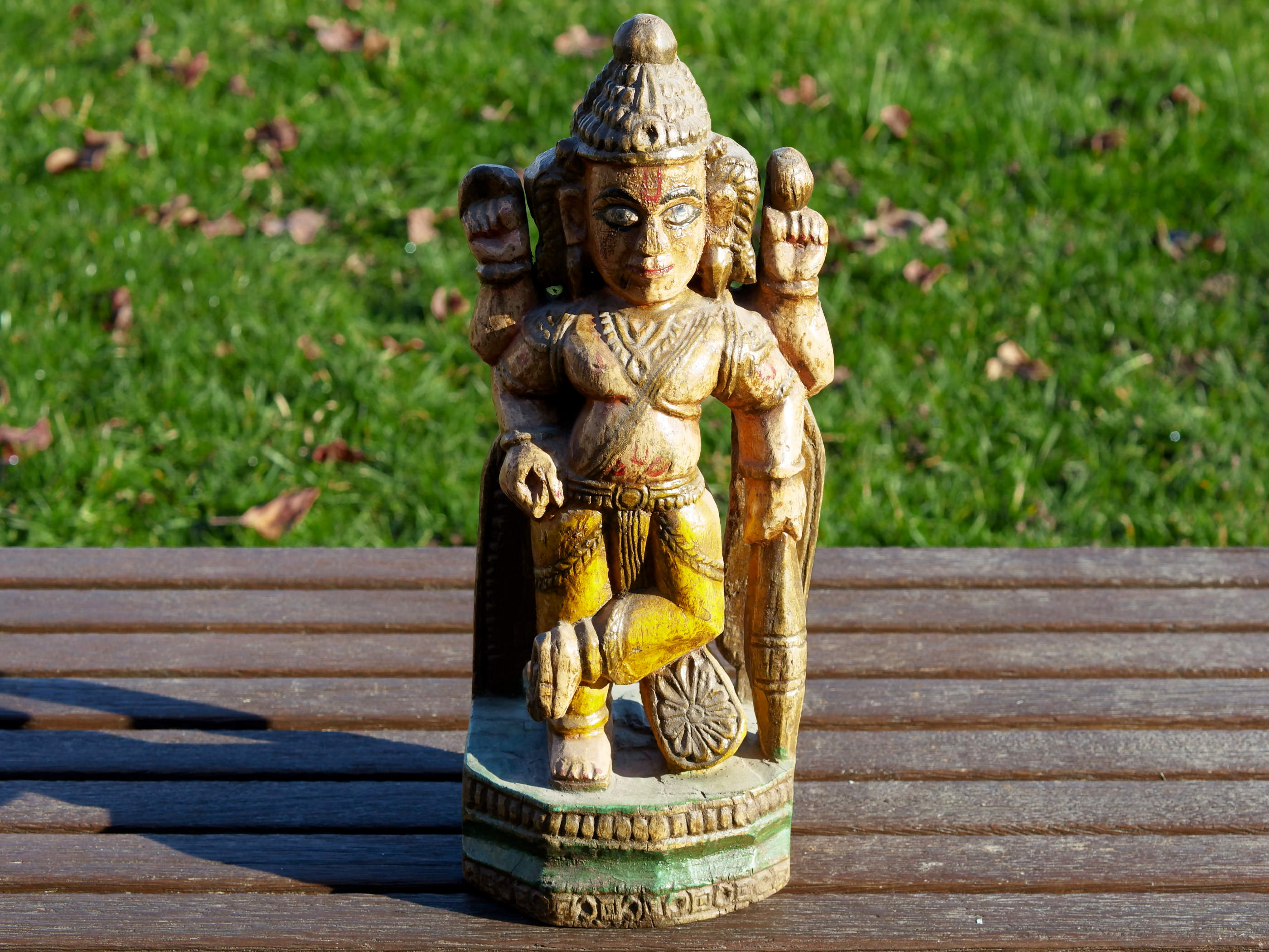 statua indiana in legno, finemente lavorata e dipinta. Databile primi '900 raffigurante vishnu, visnù, devanagari è una divinità maschile vedica che nei secoli appena precedenti la nostra era assorbì altre figure divine come Puruṣa, Prajāpati, Nārāyaṇa e Kṛṣṇa. dimensioni 13x9 h35cm.