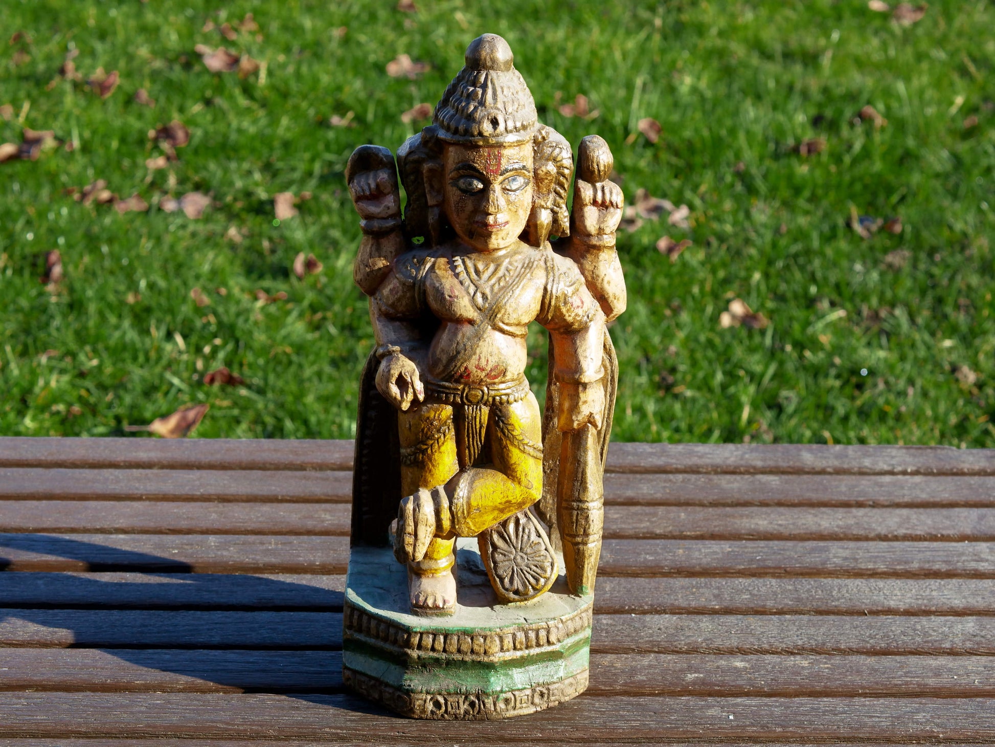 statua indiana in legno, finemente lavorata e dipinta. Databile primi '900 raffigurante vishnu, visnù, devanagari è una divinità maschile vedica che nei secoli appena precedenti la nostra era assorbì altre figure divine come Puruṣa, Prajāpati, Nārāyaṇa e Kṛṣṇa. dimensioni 13x9 h35cm.