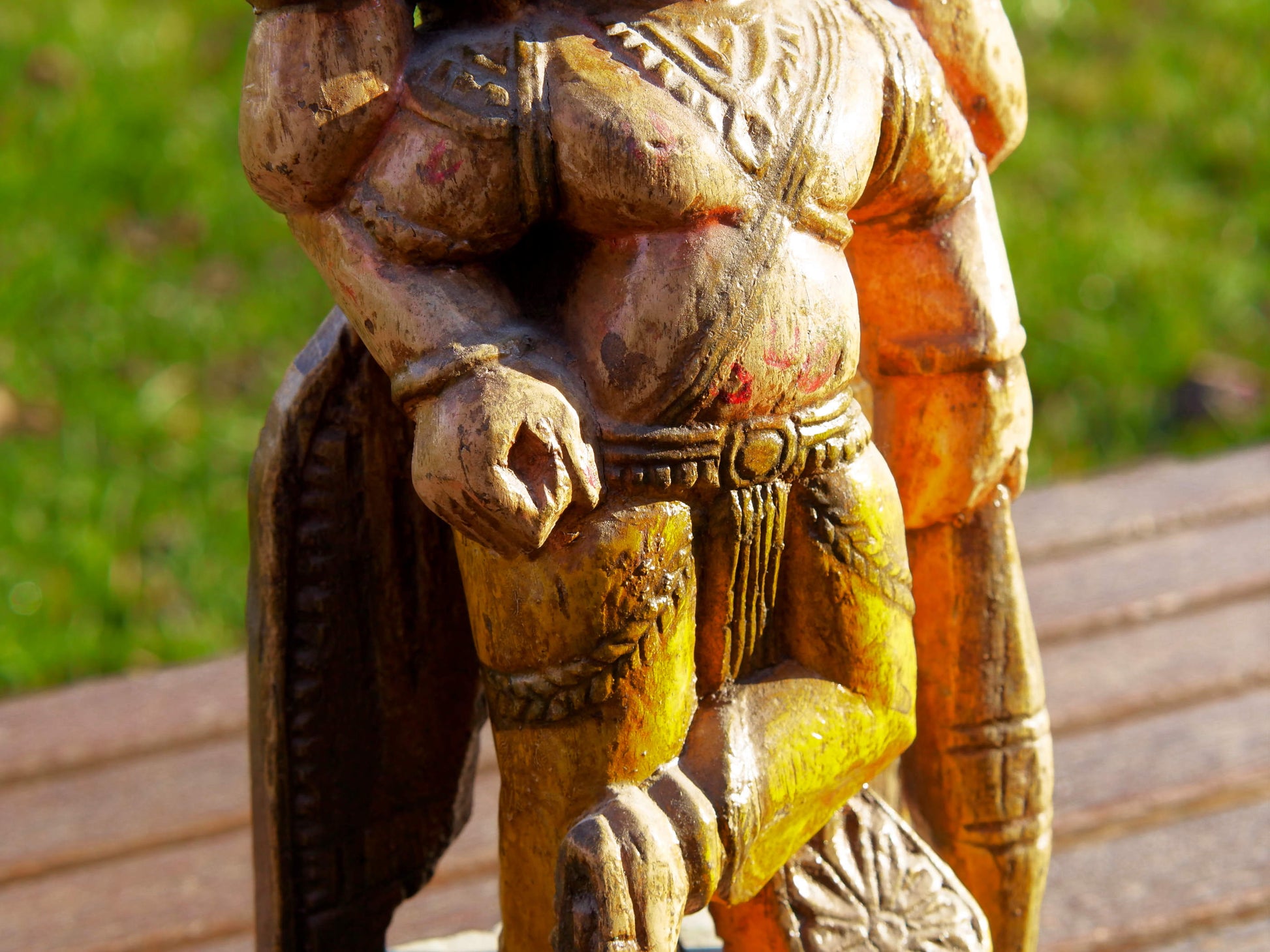 statua indiana in legno, finemente lavorata e dipinta. Databile primi '900 raffigurante vishnu, visnù, devanagari è una divinità maschile vedica che nei secoli appena precedenti la nostra era assorbì altre figure divine come Puruṣa, Prajāpati, Nārāyaṇa e Kṛṣṇa. dimensioni 13x9 h35cm.