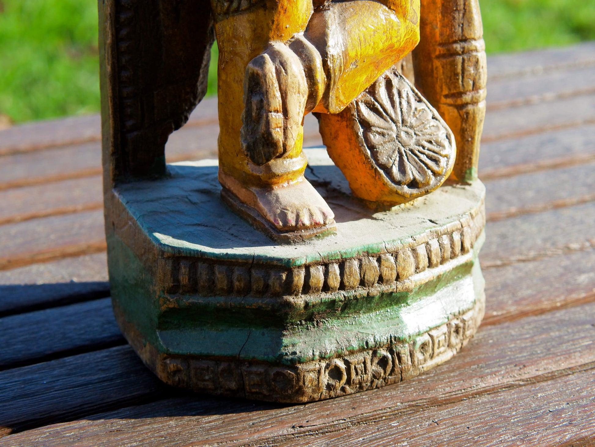 statua indiana in legno, finemente lavorata e dipinta. Databile primi '900 raffigurante vishnu, visnù, devanagari è una divinità maschile vedica che nei secoli appena precedenti la nostra era assorbì altre figure divine come Puruṣa, Prajāpati, Nārāyaṇa e Kṛṣṇa. dimensioni 13x9 h35cm.