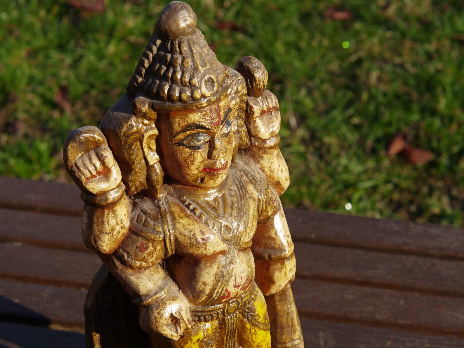 statua indiana in legno, finemente lavorata e dipinta. Databile primi '900 raffigurante vishnu, visnù, devanagari è una divinità maschile vedica che nei secoli appena precedenti la nostra era assorbì altre figure divine come Puruṣa, Prajāpati, Nārāyaṇa e Kṛṣṇa. dimensioni 13x9 h35cm.