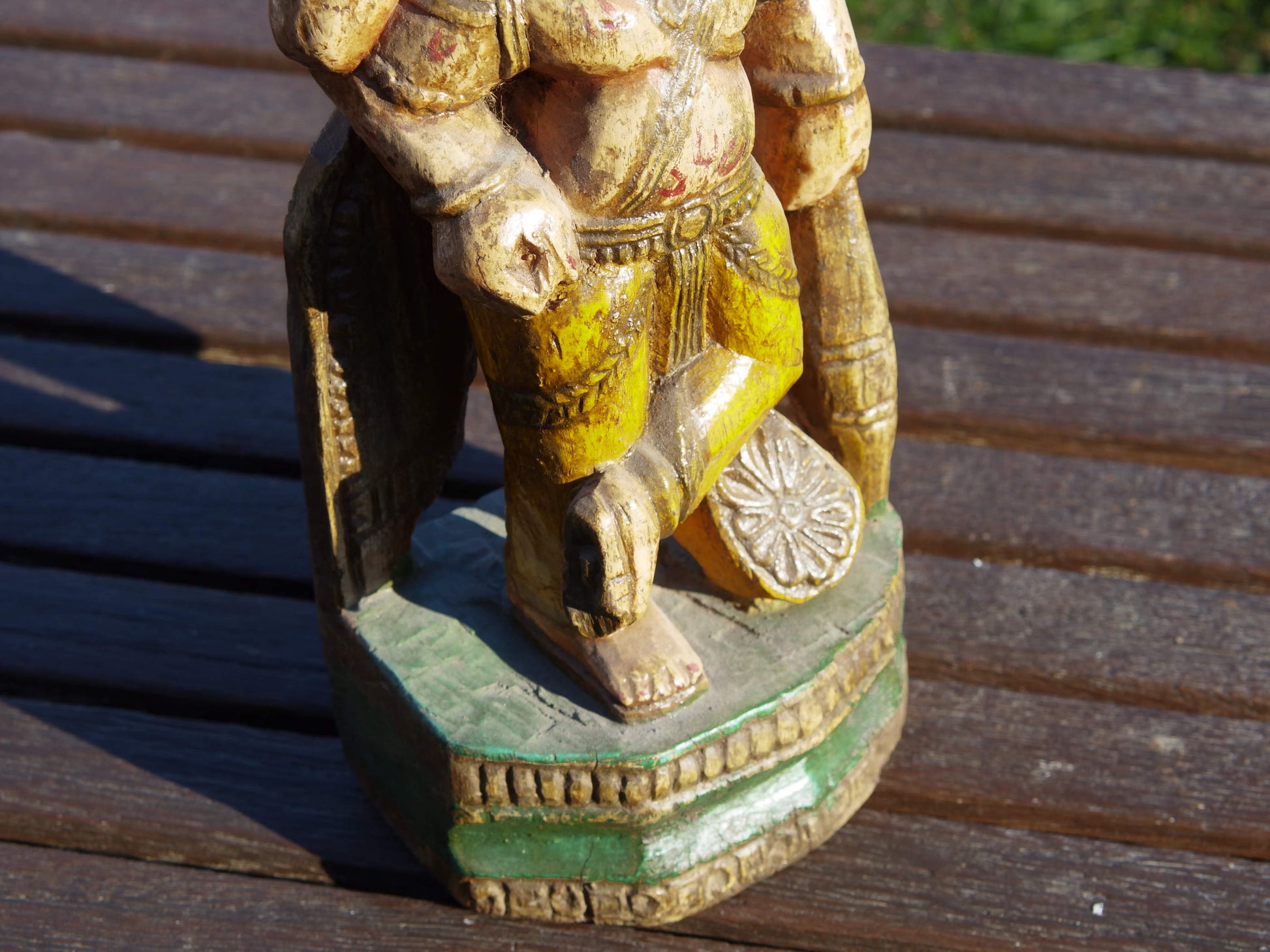 statua indiana in legno, finemente lavorata e dipinta. Databile primi '900 raffigurante vishnu, visnù, devanagari è una divinità maschile vedica che nei secoli appena precedenti la nostra era assorbì altre figure divine come Puruṣa, Prajāpati, Nārāyaṇa e Kṛṣṇa. dimensioni 13x9 h35cm.