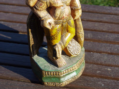 statua indiana in legno, finemente lavorata e dipinta. Databile primi '900 raffigurante vishnu, visnù, devanagari è una divinità maschile vedica che nei secoli appena precedenti la nostra era assorbì altre figure divine come Puruṣa, Prajāpati, Nārāyaṇa e Kṛṣṇa. dimensioni 13x9 h35cm.