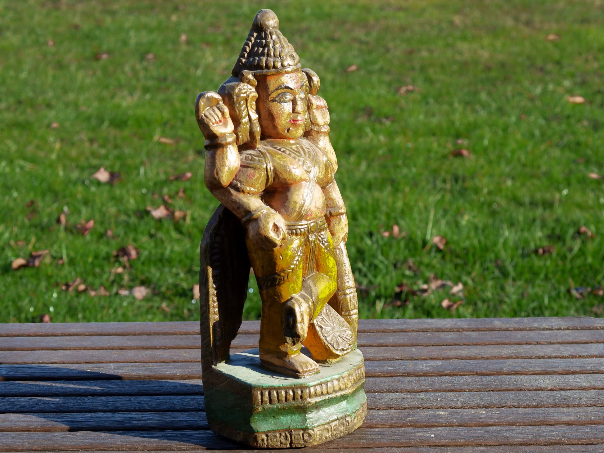 statua indiana in legno, finemente lavorata e dipinta. Databile primi '900 raffigurante vishnu, visnù, devanagari è una divinità maschile vedica che nei secoli appena precedenti la nostra era assorbì altre figure divine come Puruṣa, Prajāpati, Nārāyaṇa e Kṛṣṇa. dimensioni 13x9 h35cm.