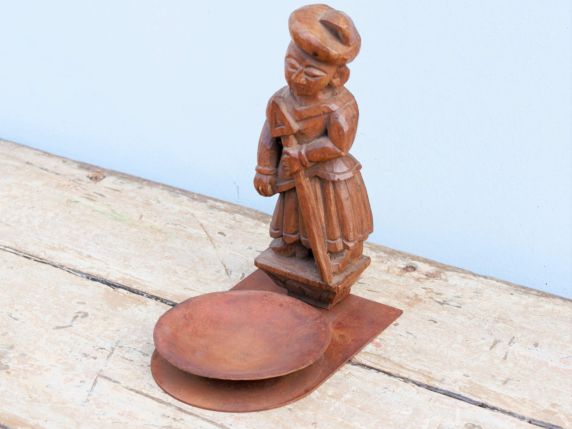 vecchia statua indiana in legno di teak inciso lavorata artigianalmente con basamento. togliendo il basamento si può appendere a parete . databile anni 50/60. zona di provenienza Rajasthan.