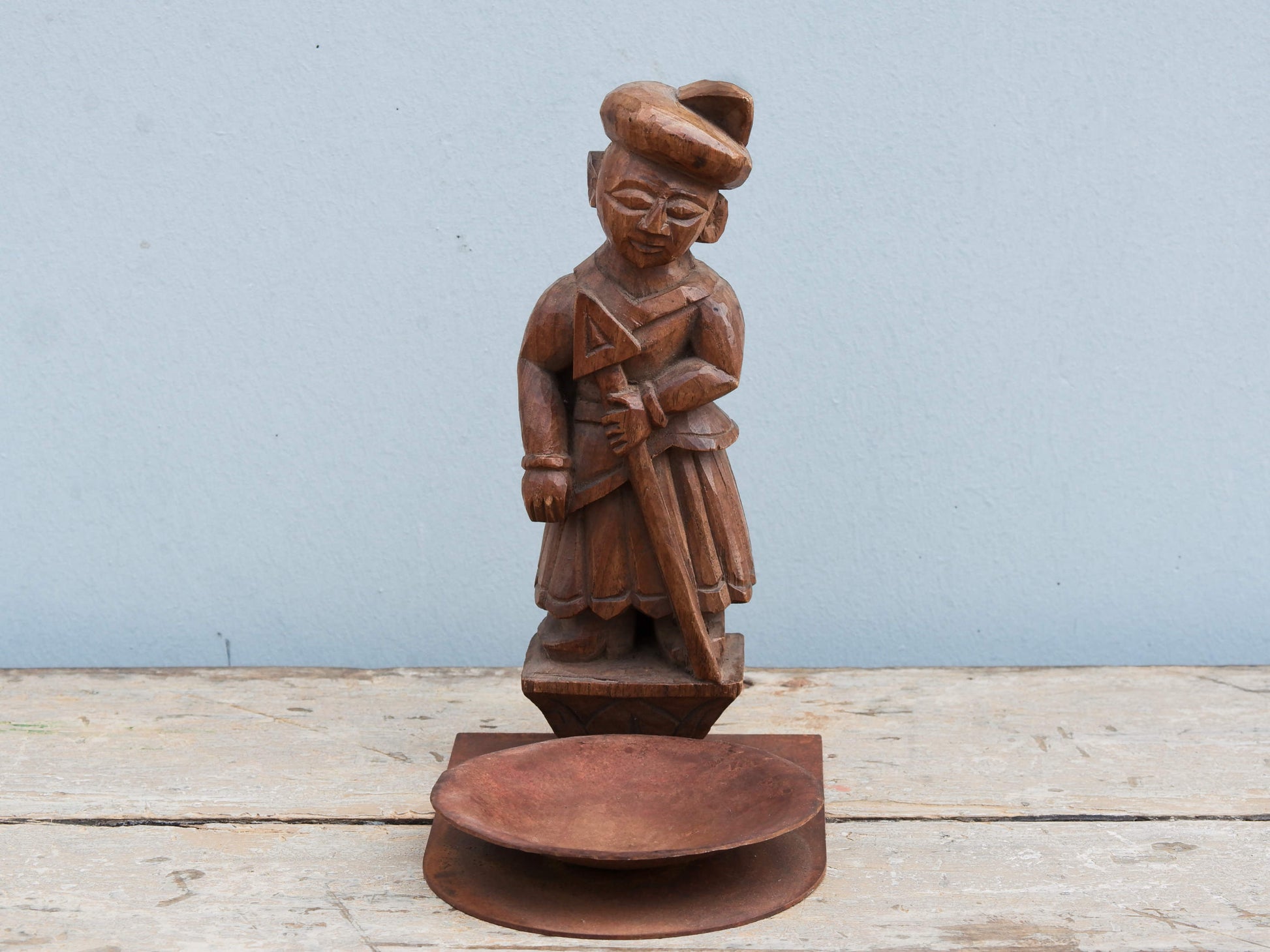 vecchia statua indiana in legno di teak inciso lavorata artigianalmente con basamento. togliendo il basamento si può appendere a parete . databile anni 50/60. zona di provenienza Rajasthan.