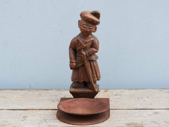 vecchia statua indiana in legno di teak inciso lavorata artigianalmente con basamento. togliendo il basamento si può appendere a parete . databile anni 50/60. zona di provenienza Rajasthan.