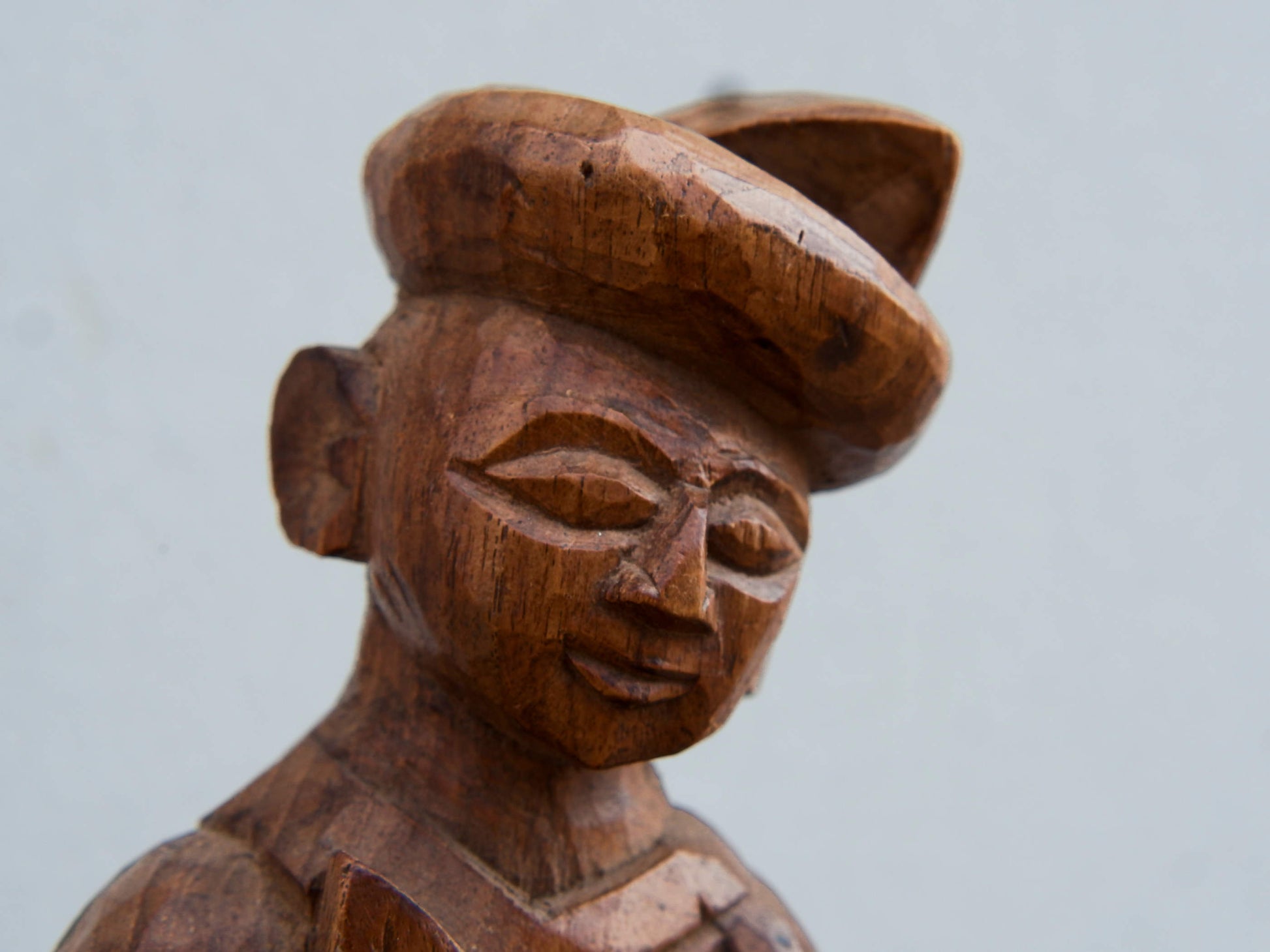 vecchia statua indiana in legno di teak inciso lavorata artigianalmente con basamento. togliendo il basamento si può appendere a parete . databile anni 50/60. zona di provenienza Rajasthan.