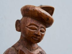 vecchia statua indiana in legno di teak inciso lavorata artigianalmente con basamento. togliendo il basamento si può appendere a parete . databile anni 50/60. zona di provenienza Rajasthan.