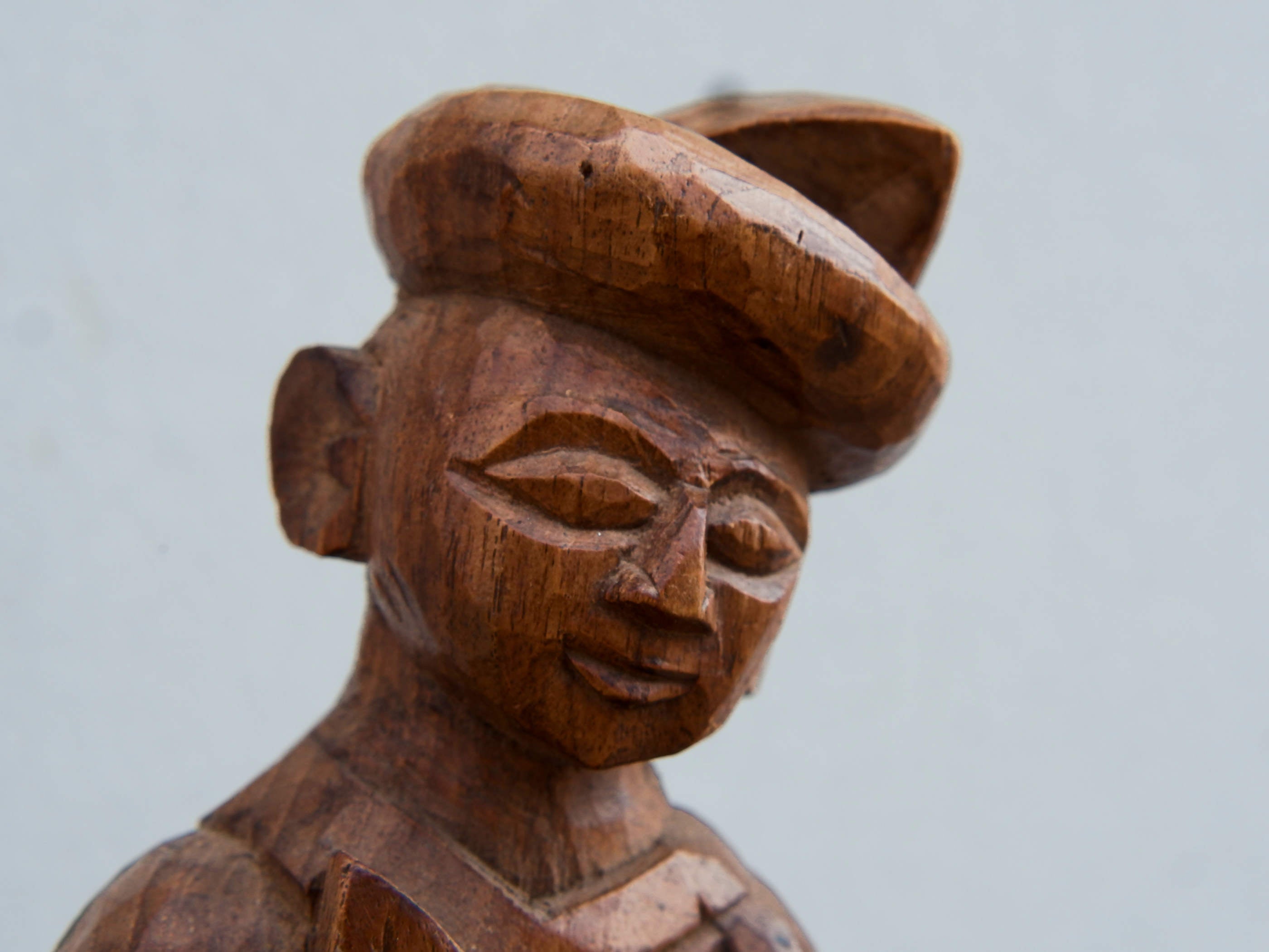vecchia statua indiana in legno di teak inciso lavorata artigianalmente con basamento. togliendo il basamento si può appendere a parete . databile anni 50/60. zona di provenienza Rajasthan.