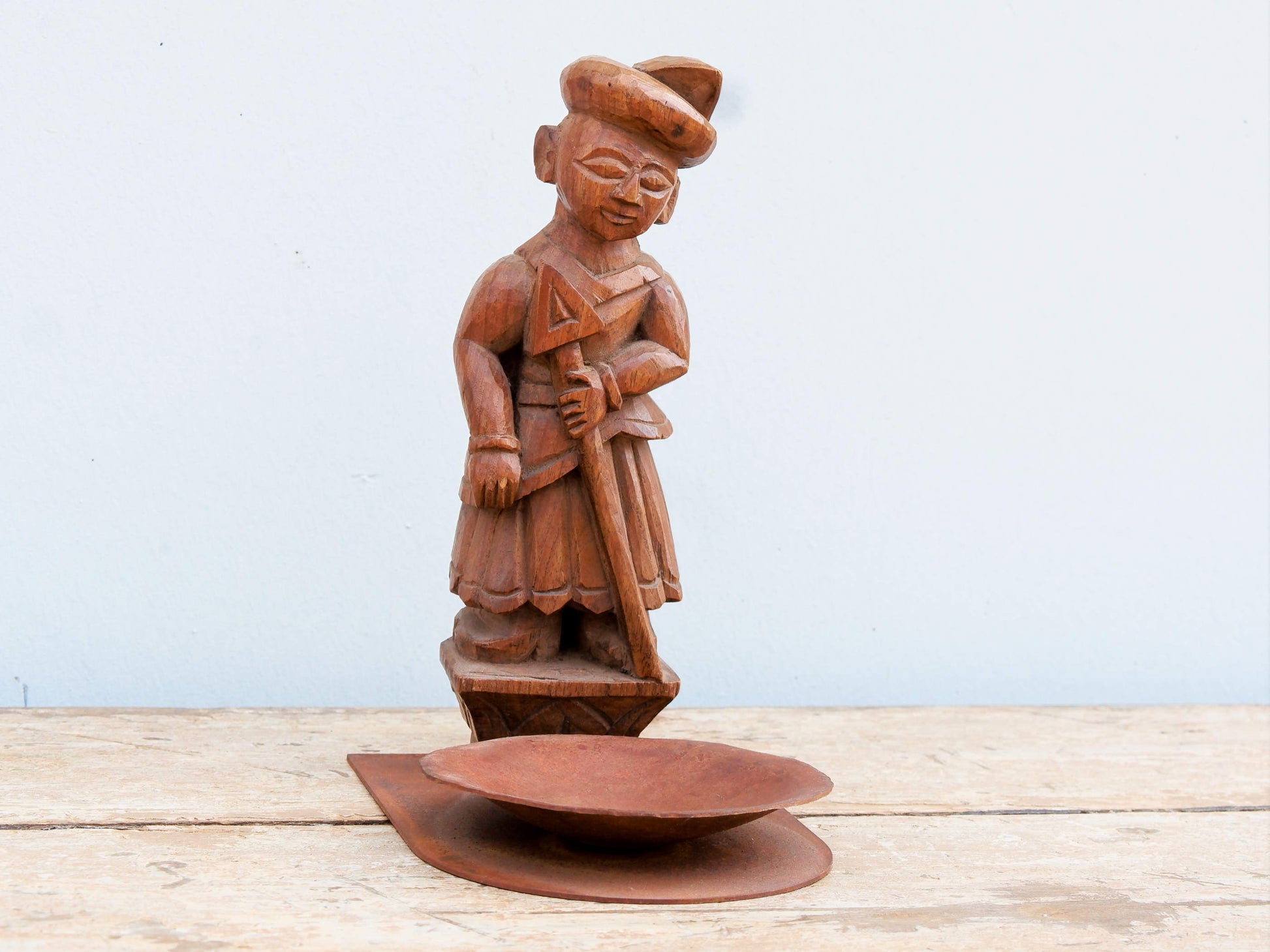 vecchia statua indiana in legno di teak inciso lavorata artigianalmente con basamento. togliendo il basamento si può appendere a parete . databile anni 50/60. zona di provenienza Rajasthan.