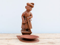vecchia statua indiana in legno di teak inciso lavorata artigianalmente con basamento. togliendo il basamento si può appendere a parete . databile anni 50/60. zona di provenienza Rajasthan.