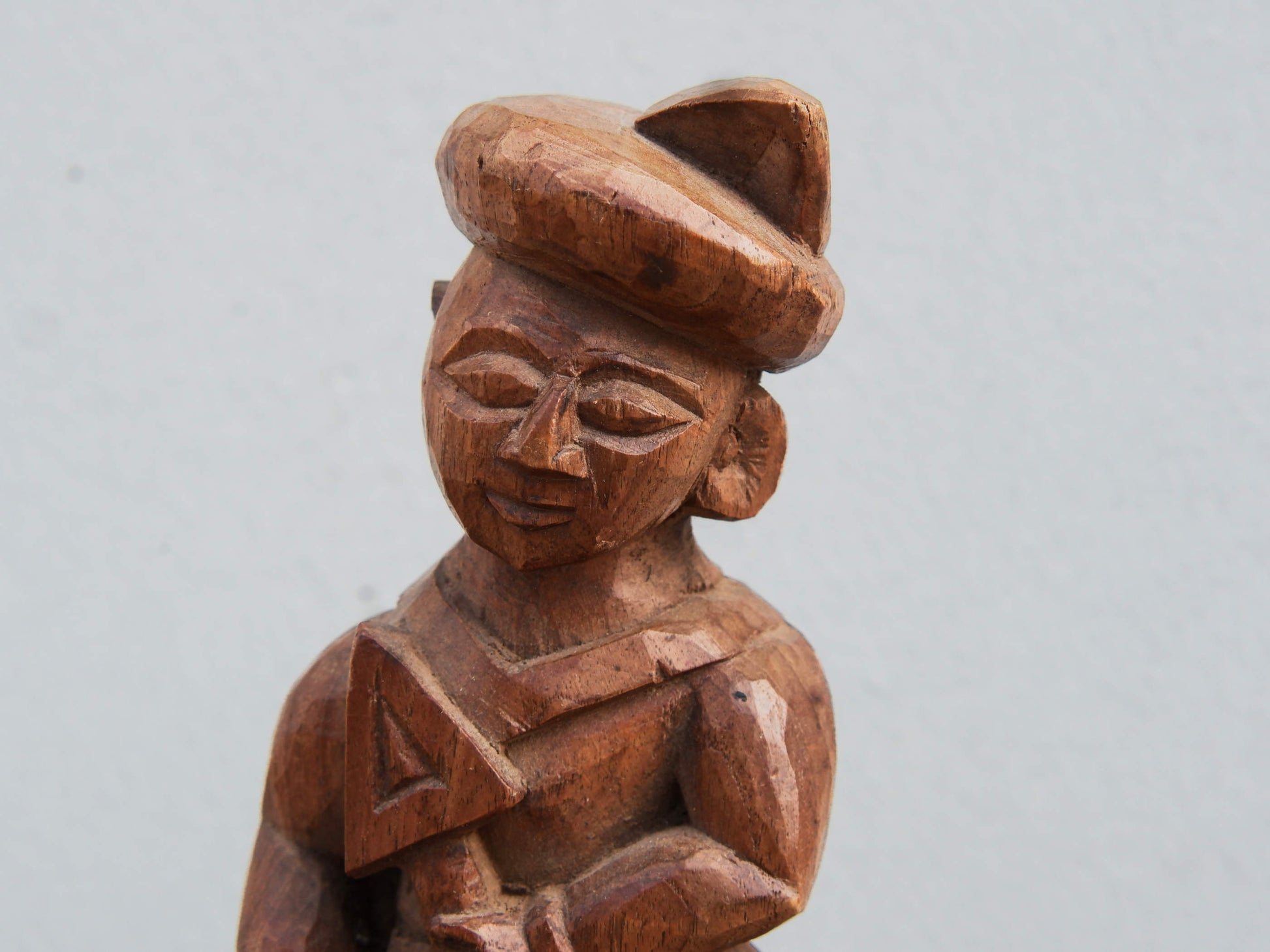 vecchia statua indiana in legno di teak inciso lavorata artigianalmente con basamento. togliendo il basamento si può appendere a parete . databile anni 50/60. zona di provenienza Rajasthan.