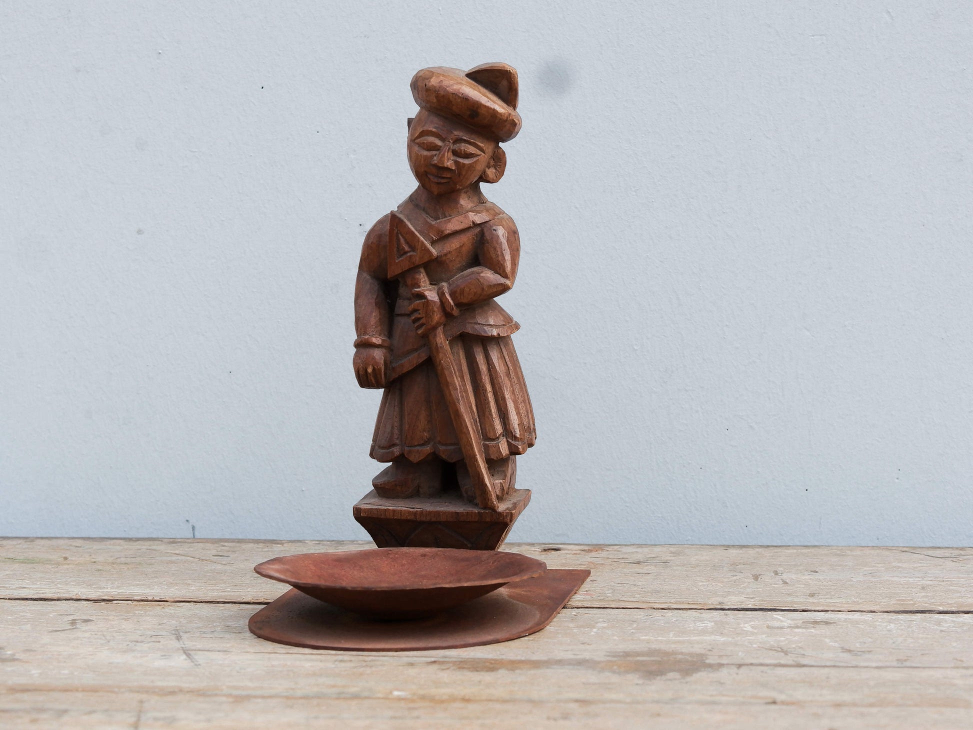 vecchia statua indiana in legno di teak inciso lavorata artigianalmente con basamento. togliendo il basamento si può appendere a parete . databile anni 50/60. zona di provenienza Rajasthan.