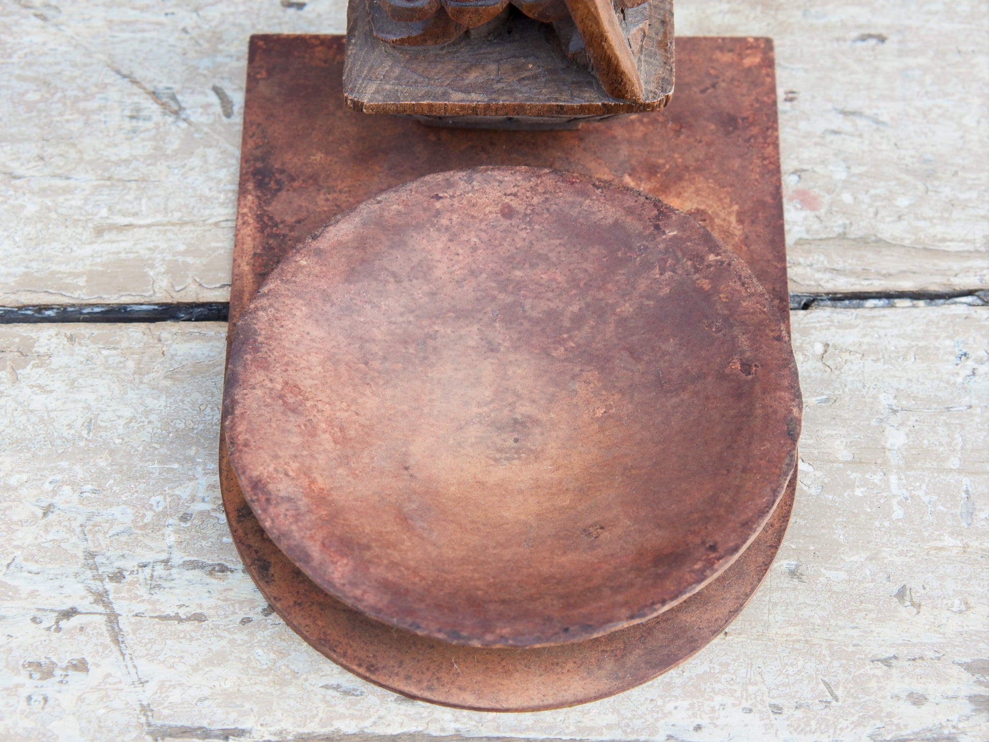 vecchia statua indiana in legno di teak inciso lavorata artigianalmente con basamento. togliendo il basamento si può appendere a parete . databile anni 50/60. zona di provenienza Rajasthan.