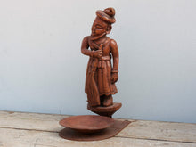 Carica l&#39;immagine nel visualizzatore di Gallery, vecchia statua indiana in legno di teak inciso lavorata artigianalmente con basamento. togliendo il basamento si può appendere a parete . databile anni 50/60. zona di provenienza Rajasthan.