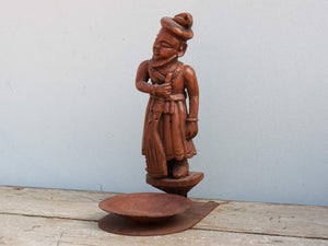 vecchia statua indiana in legno di teak inciso lavorata artigianalmente con basamento. togliendo il basamento si può appendere a parete . databile anni 50/60. zona di provenienza Rajasthan.