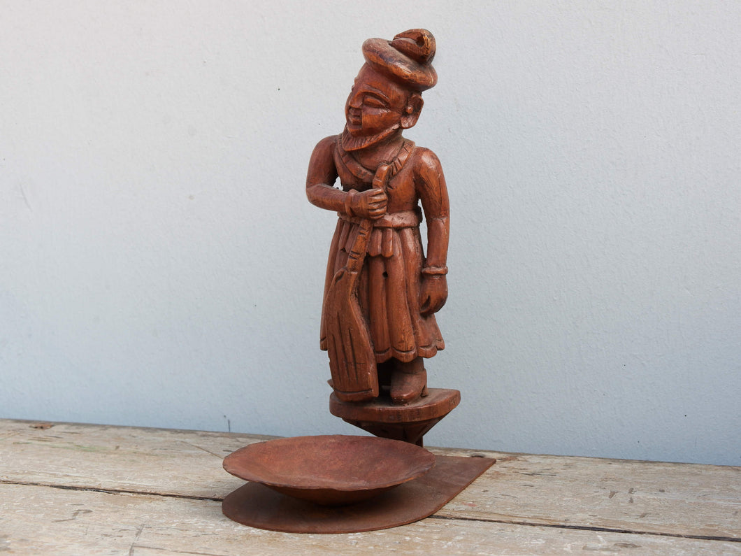 vecchia statua indiana in legno di teak inciso lavorata artigianalmente con basamento. togliendo il basamento si può appendere a parete . databile anni 50/60. zona di provenienza Rajasthan.