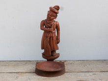 Carica l&#39;immagine nel visualizzatore di Gallery, vecchia statua indiana in legno di teak inciso lavorata artigianalmente con basamento. togliendo il basamento si può appendere a parete . databile anni 50/60. zona di provenienza Rajasthan.
