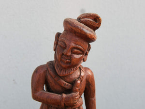 vecchia statua indiana in legno di teak inciso lavorata artigianalmente con basamento. togliendo il basamento si può appendere a parete . databile anni 50/60. zona di provenienza Rajasthan.