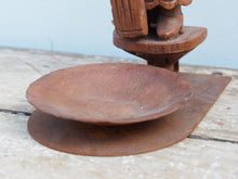 Carica l&#39;immagine nel visualizzatore di Gallery, vecchia statua indiana in legno di teak inciso lavorata artigianalmente con basamento. togliendo il basamento si può appendere a parete . databile anni 50/60. zona di provenienza Rajasthan.