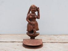 Carica l&#39;immagine nel visualizzatore di Gallery, vecchia statua indiana in legno di teak inciso lavorata artigianalmente con basamento. togliendo il basamento si può appendere a parete . databile anni 50/60. zona di provenienza Rajasthan.  dimensioni 12x18 h25cm  per info  o ulteriori foto  0039 3338778241 info@etniko.it facebook/ instagram/ etsy: etnikobycrosato