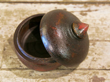 Carica l&#39;immagine nel visualizzatore di Gallery, Box Tikka Indiano antico in legno di teak ricavato da un unico tronco di legno incavato e laccato, databile primi anni del 900, porta molto bene l&#39;usura e la patina del tempo . Pezzo unico per contenere il Tikka, polvere rossa utilizzata essenzialmente per cerimonie di origine Induista dove si segna la fronte con una striscia rossa . dimesnioni diametro 11 h12 cm.    per ulteriori info o foto contattare via mail info@etniko.it watshapp 0039 3338778241 instagram , facebook, etsy : etnikobycrosato