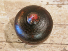 Carica l&#39;immagine nel visualizzatore di Gallery, Box Tikka Indiano antico in legno di teak ricavato da un unico tronco di legno incavato e laccato, databile primi anni del 900, porta molto bene l&#39;usura e la patina del tempo . Pezzo unico per contenere il Tikka, polvere rossa utilizzata essenzialmente per cerimonie di origine Induista dove si segna la fronte con una striscia rossa . dimesnioni diametro 11 h12 cm.    per ulteriori info o foto contattare via mail info@etniko.it watshapp 0039 3338778241 instagram , facebook, etsy : etnikobycrosato