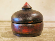 Carica l&#39;immagine nel visualizzatore di Gallery, Box Tikka Indiano antico in legno di teak ricavato da un unico tronco di legno incavato e laccato, databile primi anni del 900, porta molto bene l&#39;usura e la patina del tempo . Pezzo unico per contenere il Tikka, polvere rossa utilizzata essenzialmente per cerimonie di origine Induista dove si segna la fronte con una striscia rossa . dimesnioni diametro 11 h12 cm.    per ulteriori info o foto contattare via mail info@etniko.it watshapp 0039 3338778241 instagram , facebook, etsy : etnikobycrosato