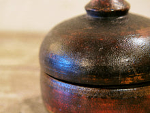 Carica l&#39;immagine nel visualizzatore di Gallery, Box Tikka Indiano antico in legno di teak ricavato da un unico tronco di legno incavato e laccato, databile primi anni del 900, porta molto bene l&#39;usura e la patina del tempo . Pezzo unico per contenere il Tikka, polvere rossa utilizzata essenzialmente per cerimonie di origine Induista dove si segna la fronte con una striscia rossa . dimesnioni diametro 11 h12 cm.    per ulteriori info o foto contattare via mail info@etniko.it watshapp 0039 3338778241 instagram , facebook, etsy : etnikobycrosato