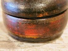 Carica l&#39;immagine nel visualizzatore di Gallery, Box Tikka Indiano antico in legno di teak ricavato da un unico tronco di legno incavato e laccato, databile primi anni del 900, porta molto bene l&#39;usura e la patina del tempo . Pezzo unico per contenere il Tikka, polvere rossa utilizzata essenzialmente per cerimonie di origine Induista dove si segna la fronte con una striscia rossa . dimesnioni diametro 11 h12 cm.    per ulteriori info o foto contattare via mail info@etniko.it watshapp 0039 3338778241 instagram , facebook, etsy : etnikobycrosato