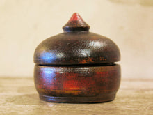 Carica l&#39;immagine nel visualizzatore di Gallery, Box Tikka Indiano antico in legno di teak ricavato da un unico tronco di legno incavato e laccato, databile primi anni del 900, porta molto bene l&#39;usura e la patina del tempo . Pezzo unico per contenere il Tikka, polvere rossa utilizzata essenzialmente per cerimonie di origine Induista dove si segna la fronte con una striscia rossa . dimesnioni diametro 11 h12 cm.    per ulteriori info o foto contattare via mail info@etniko.it watshapp 0039 3338778241 instagram , facebook, etsy : etnikobycrosato