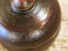 Carica l&#39;immagine nel visualizzatore di Gallery, Box Tikka Indiano antico in legno di teak ricavato da un unico tronco di legno incavato e laccato, databile primi anni del 900, porta molto bene l&#39;usura e la patina del tempo . Pezzo unico per contenere il Tikka, polvere rossa utilizzata essenzialmente per cerimonie di origine Induista dove si segna la fronte con una striscia rossa . dimesnioni diametro 11 h12 cm.    per ulteriori info o foto contattare via mail info@etniko.it watshapp 0039 3338778241 instagram , facebook, etsy : etnikobycrosato