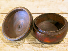 Carica l&#39;immagine nel visualizzatore di Gallery, Box Tikka Indiano antico in legno di teak ricavato da un unico tronco di legno incavato e laccato, databile primi anni del 900, porta molto bene l&#39;usura e la patina del tempo . Pezzo unico per contenere il Tikka, polvere rossa utilizzata essenzialmente per cerimonie di origine Induista dove si segna la fronte con una striscia rossa . dimesnioni diametro 11 h12 cm.    per ulteriori info o foto contattare via mail info@etniko.it watshapp 0039 3338778241 instagram , facebook, etsy : etnikobycrosato