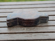 Carica l&#39;immagine nel visualizzatore di Gallery, Scatola proveniente dall&#39;India realizzata in legno di teak, databile prima metà 900. Il pezzo è dotato di un piano girevole che si apre rivelando ulteriore spazio di archiviazione e scomparti. Le scatole di tikka con coperchio contenevano originariamente vari pigmenti colorati, principalmente per applicare il marchio indù Bindi sulla fronte in base all&#39;età e all&#39;utilizzo. Pezzo unico, perfettamente conservato, patina originale.  dimensioni 16x8 h3cm 