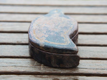 Carica l&#39;immagine nel visualizzatore di Gallery, Scatola proveniente dall&#39;India realizzata in legno di teak, databile prima metà 900. Il pezzo è dotato di un piano girevole che si apre rivelando ulteriore spazio di archiviazione e scomparti. Le scatole di tikka con coperchio contenevano originariamente vari pigmenti colorati, principalmente per applicare il marchio indù Bindi sulla fronte in base all&#39;età e all&#39;utilizzo. Pezzo unico, perfettamente conservato, patina originale.  dimensioni 16x8 h3cm 