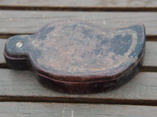 Carica l&#39;immagine nel visualizzatore di Gallery, Scatola proveniente dall&#39;India realizzata in legno di teak, databile prima metà 900. Il pezzo è dotato di un piano girevole che si apre rivelando ulteriore spazio di archiviazione e scomparti. Le scatole di tikka con coperchio contenevano originariamente vari pigmenti colorati, principalmente per applicare il marchio indù Bindi sulla fronte in base all&#39;età e all&#39;utilizzo. Pezzo unico, perfettamente conservato, patina originale.  dimensioni 16x8 h3cm 