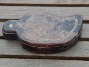 Scatola proveniente dall'India realizzata in legno di teak, databile prima metà 900. Il pezzo è dotato di un piano girevole che si apre rivelando ulteriore spazio di archiviazione e scomparti. Le scatole di tikka con coperchio contenevano originariamente vari pigmenti colorati, principalmente per applicare il marchio indù Bindi sulla fronte in base all'età e all'utilizzo. Pezzo unico, perfettamente conservato, patina originale.  dimensioni 16x8 h3cm 